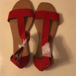 Quipid red t strap zipped heel flat sandals